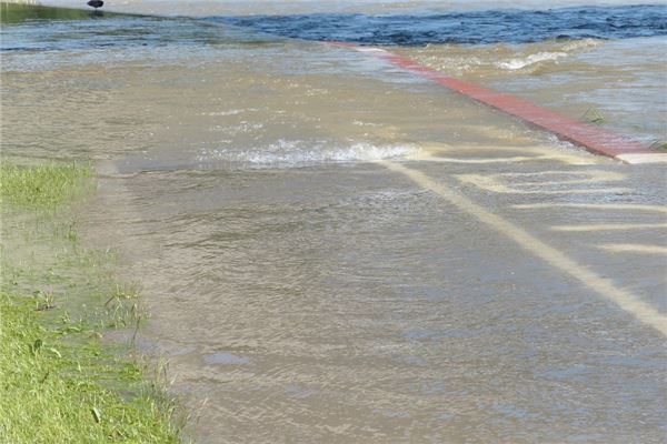梦见水淹路面是什么意思