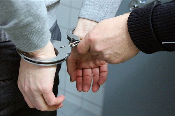 梦见自己被警察抓是什么意思
