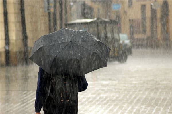 孕妇梦见倾盆大雨是什么意思