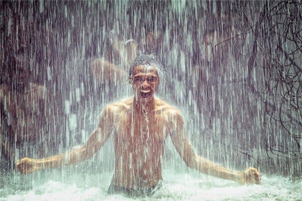 梦见下大雨满地水是什么意思